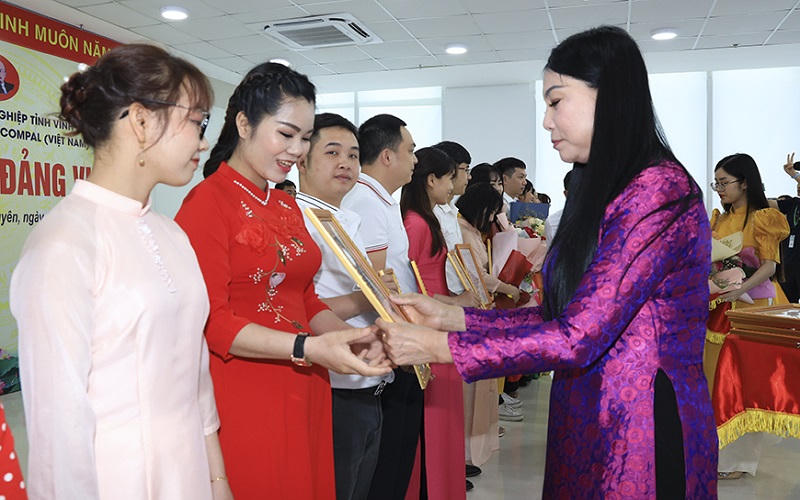 Ra mắt Chi bộ Đảng và kết nạp Đảng tại một số doanh nghiệp FDI ở Vĩnh Phúc