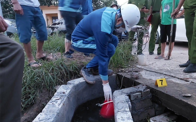 Lấy mẫu nước thải đánh giá mức độ ô nhiễm từ Công ty Prime sau phản ánh của người dân