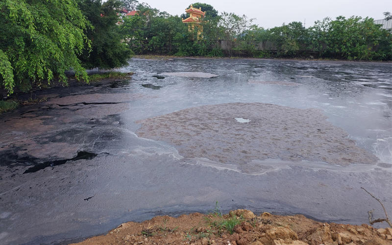Lấy mẫu nước thải đánh giá mức độ ô nhiễm từ Công ty Prime sau phản ánh của người dân
