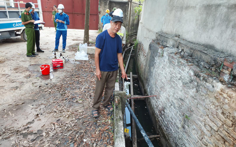 Lấy mẫu nước thải đánh giá mức độ ô nhiễm từ Công ty Prime sau phản ánh của người dân
