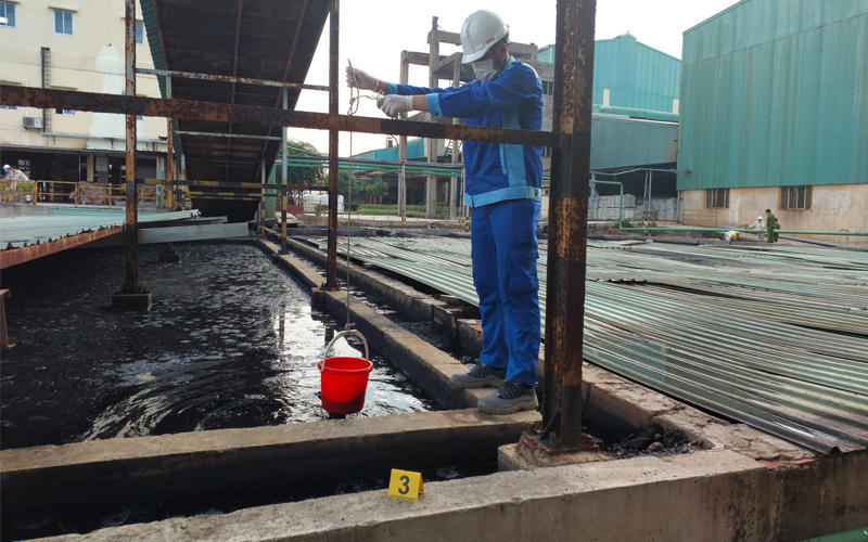 Lấy mẫu nước thải đánh giá mức độ ô nhiễm từ Công ty Prime sau phản ánh của người dân