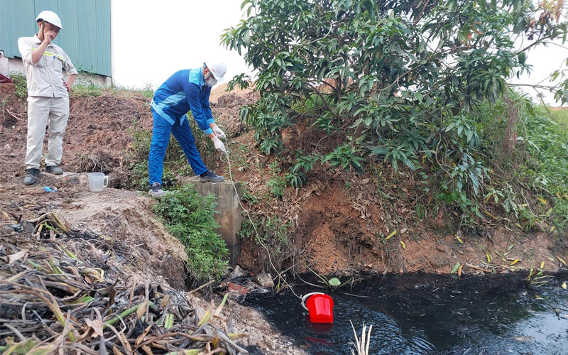 Lấy mẫu nước thải đánh giá mức độ ô nhiễm từ Công ty Prime sau phản ánh của người dân