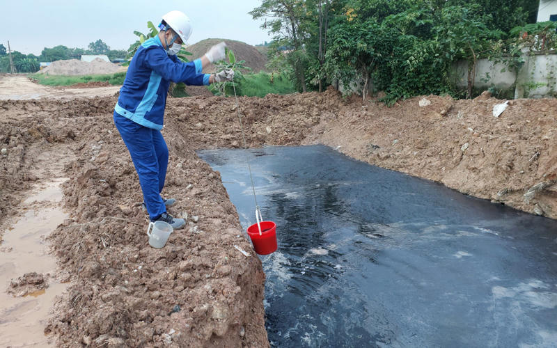 Lấy mẫu nước thải đánh giá mức độ ô nhiễm từ Công ty Prime sau phản ánh của người dân