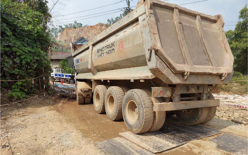 Xe tải va chạm với xe máy khiến một phụ nữ tử vong