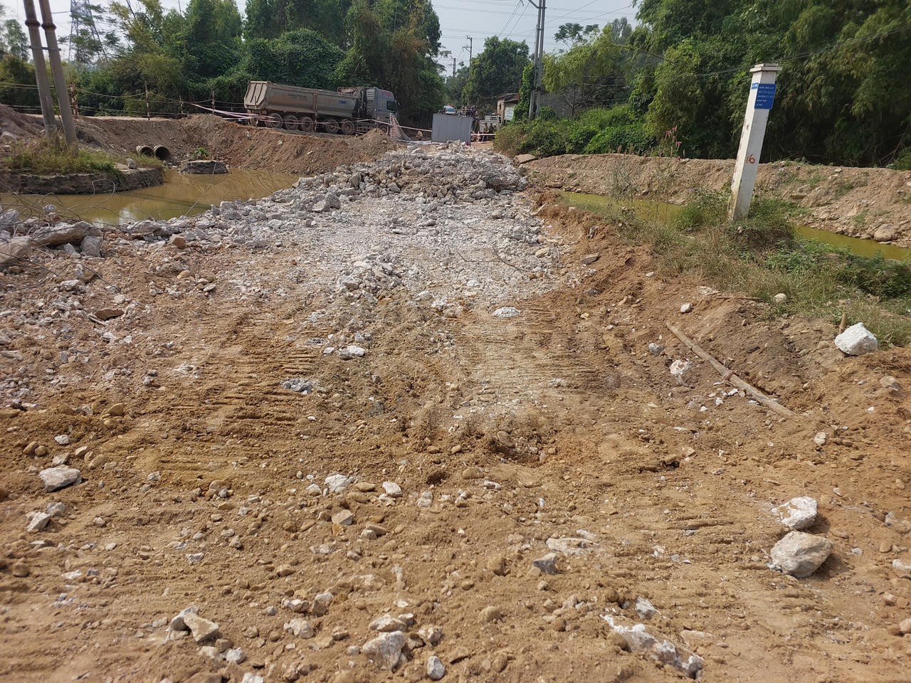 Xe tải va chạm với xe máy khiến một phụ nữ tử vong