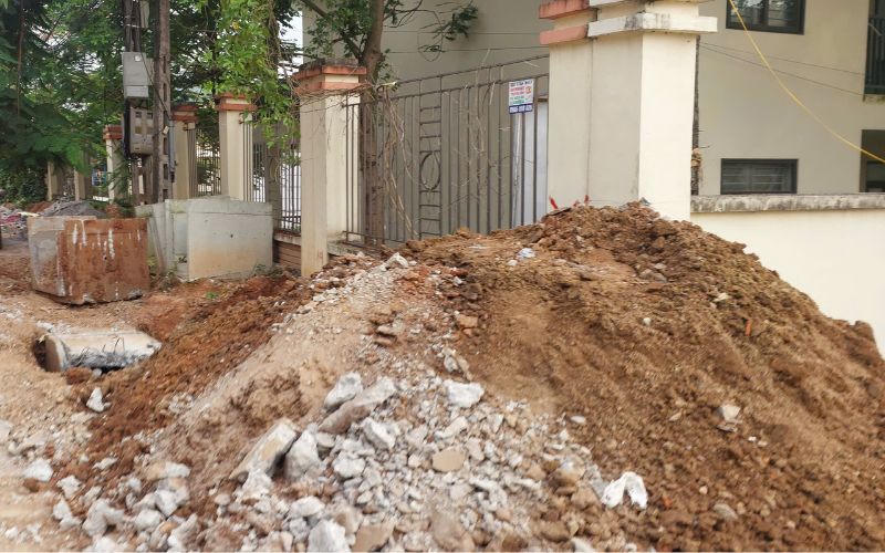 Nhếch nhác, tiềm ẩn nguy cơ tai nạn giao thông tại dự án đường Mai Hắc Đế (Vĩnh Phúc) 