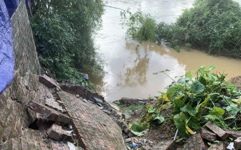 Sạt lở bờ sông và nhiều công trình công cộng ở huyện Phú Bình do mưa lớn