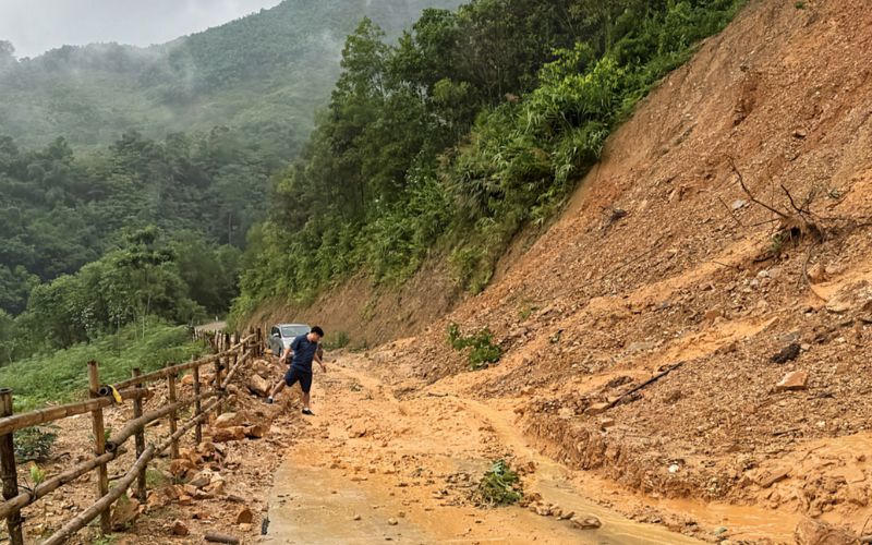 Hơn 200 ngôi nhà ở Hòa Bình ngập trong 'biển nước'