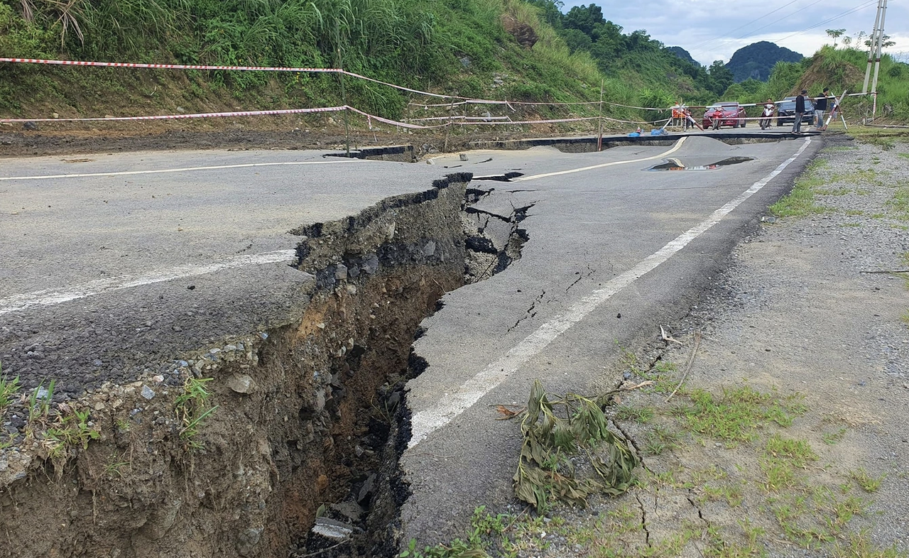 Công bố tình huống khẩn cấp sự cố sạt lở đường 435