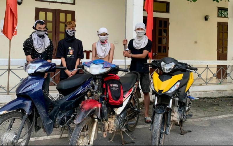 Bốn thanh thiếu niên bịt mặt cướp tài sản của người đi đường