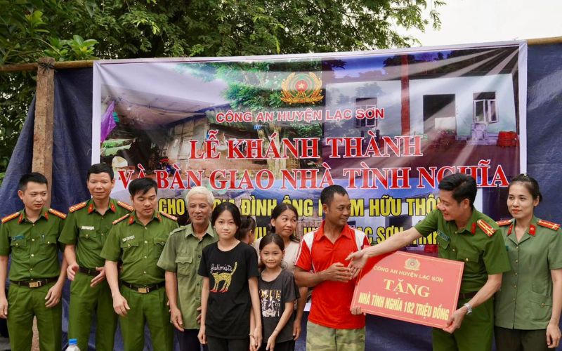 Công an Hòa Bình trao nhà tình nghĩa cho những gia đình có hoàn cảnh khó khăn