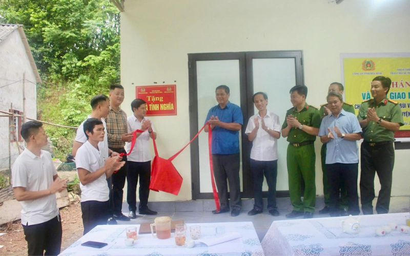 Công an Hòa Bình trao nhà tình nghĩa cho những gia đình có hoàn cảnh khó khăn