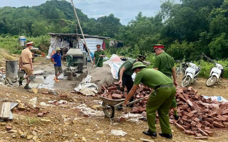 Công an Hòa Bình trao nhà tình nghĩa cho những gia đình có hoàn cảnh khó khăn