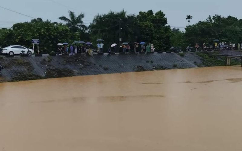 Vẫn chưa tìm thấy hai em bé bị lũ cuốn 