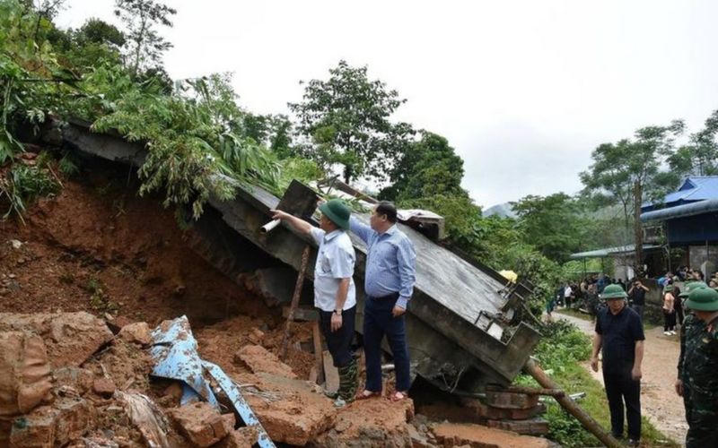 Phó Thủ tướng Hồ Đức Phớc chia buồn cùng gia đình nạn nhân vụ sạt lở tại Hòa Bình