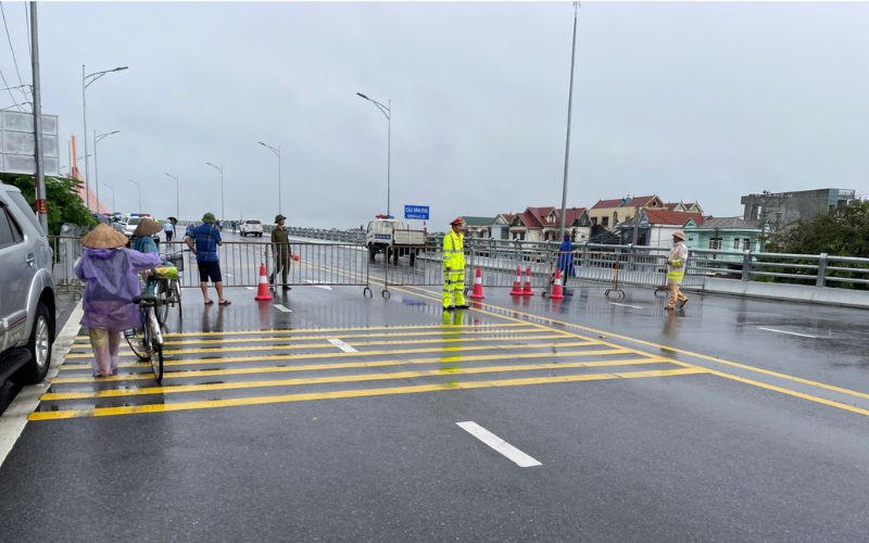 Tạm dừng phương tiện đi qua cầu Vĩnh Phú