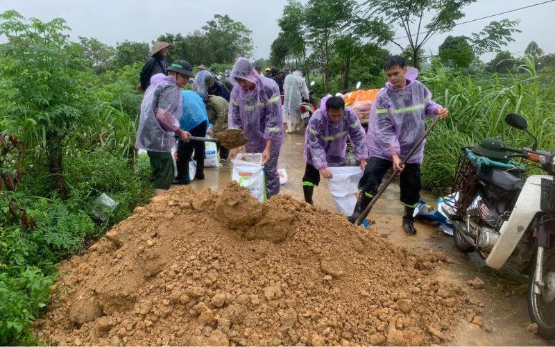 Công an Hoà Bình, Vĩnh Phúc chung tay cùng người dân khắc phục thiệt hại do bão số 3