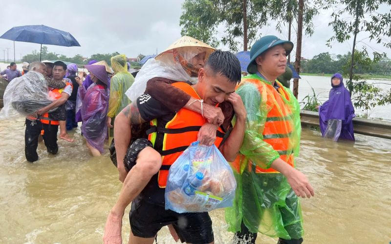 Công an Hoà Bình, Vĩnh Phúc chung tay cùng người dân khắc phục thiệt hại do bão số 3