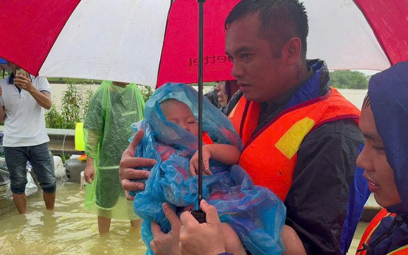 Công an Hoà Bình, Vĩnh Phúc chung tay cùng người dân khắc phục thiệt hại do bão số 3