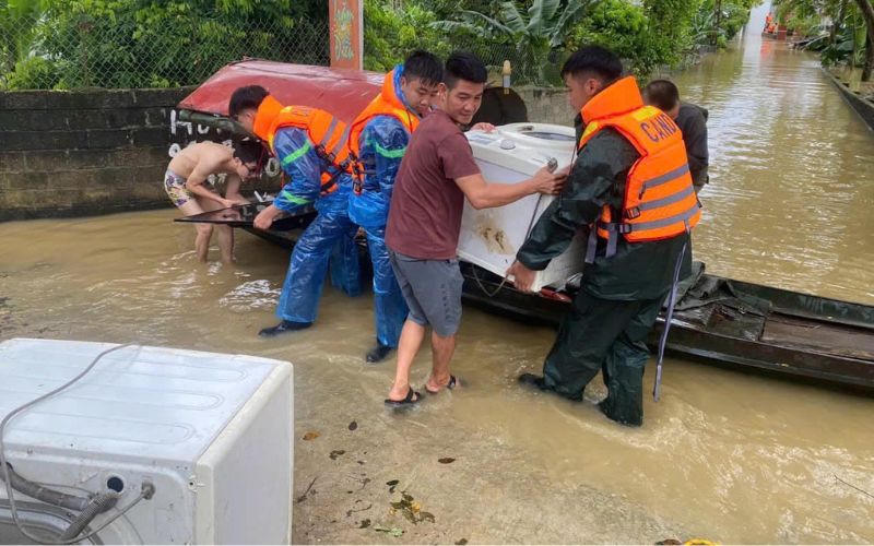 Công an Hoà Bình, Vĩnh Phúc chung tay cùng người dân khắc phục thiệt hại do bão số 3