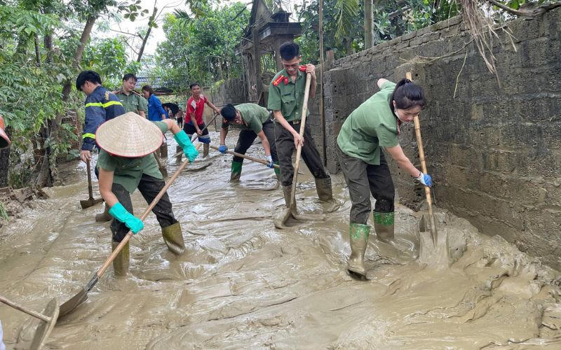 Công an Hoà Bình, Vĩnh Phúc chung tay cùng người dân khắc phục thiệt hại do bão số 3