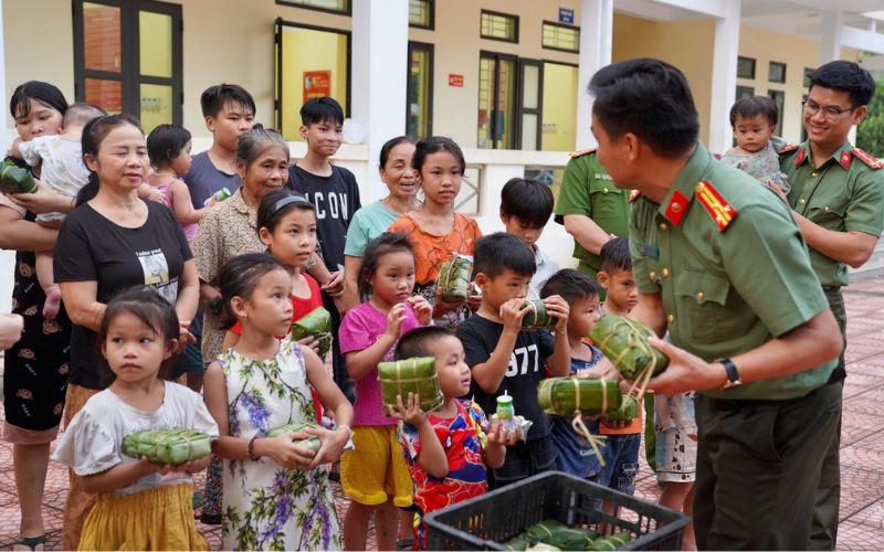 Công an Hoà Bình, Vĩnh Phúc chung tay cùng người dân khắc phục thiệt hại do bão số 3