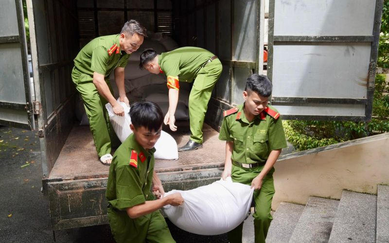 Công an Hoà Bình, Vĩnh Phúc chung tay cùng người dân khắc phục thiệt hại do bão số 3