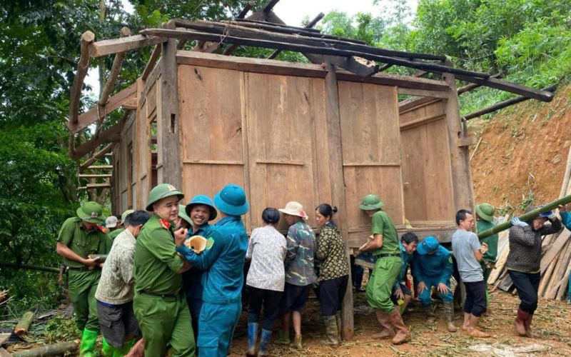 Công an Hoà Bình, Vĩnh Phúc chung tay cùng người dân khắc phục thiệt hại do bão số 3