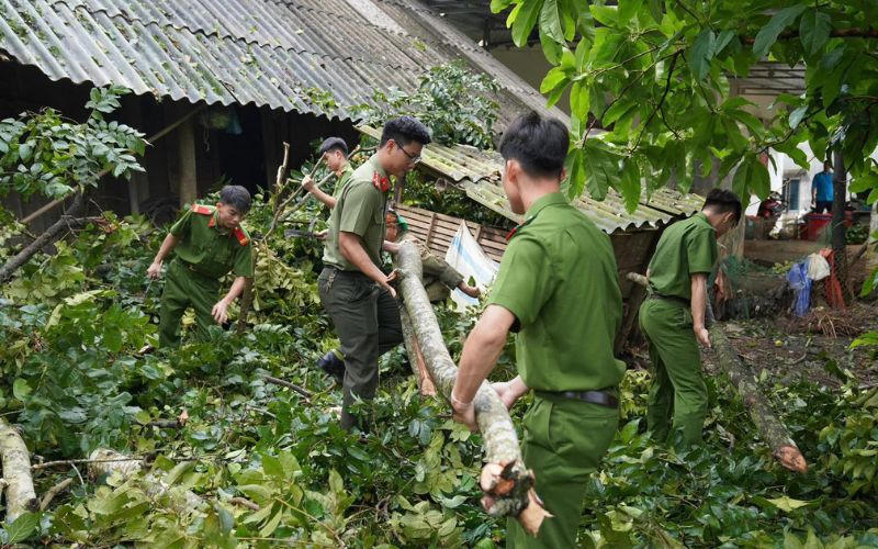 Công an Hoà Bình, Vĩnh Phúc chung tay cùng người dân khắc phục thiệt hại do bão số 3