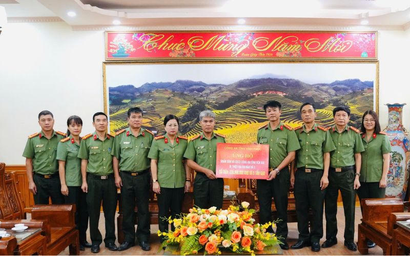 Công an Vĩnh Phúc tặng quà hỗ trợ các tỉnh ảnh hưởng mưa lũ