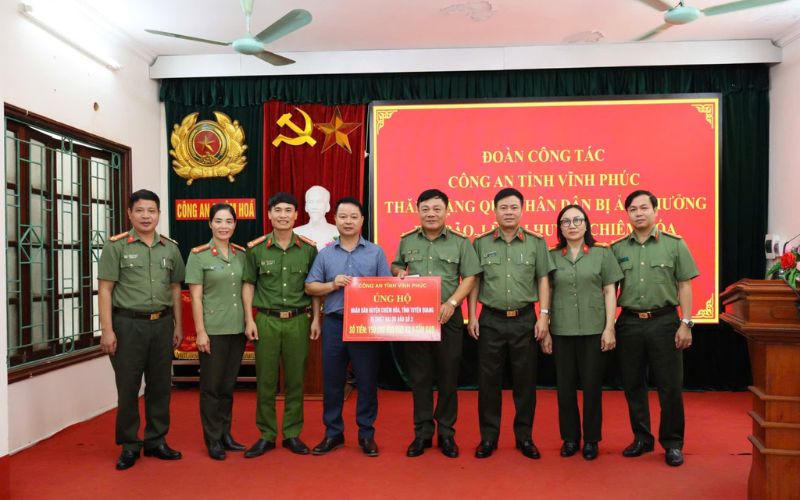 Công an Vĩnh Phúc tặng quà hỗ trợ các tỉnh ảnh hưởng mưa lũ