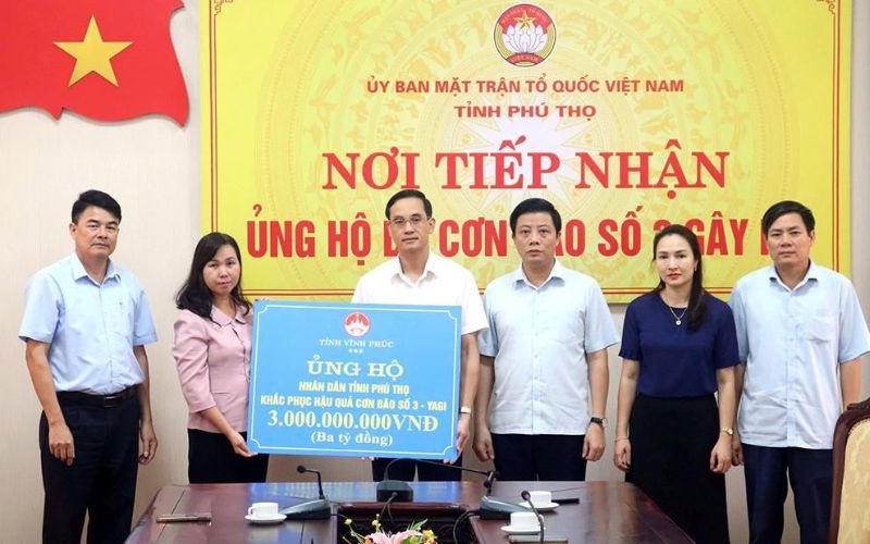 Vĩnh Phúc trao tặng Phú Thọ 3 tỷ đồng khắc phục thiệt hại do bão lũ