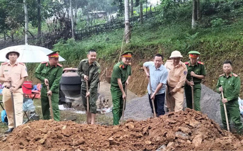 Công an huyện Tân Lạc chung tay 'xoá nhà tạm, nhà dột nát' 