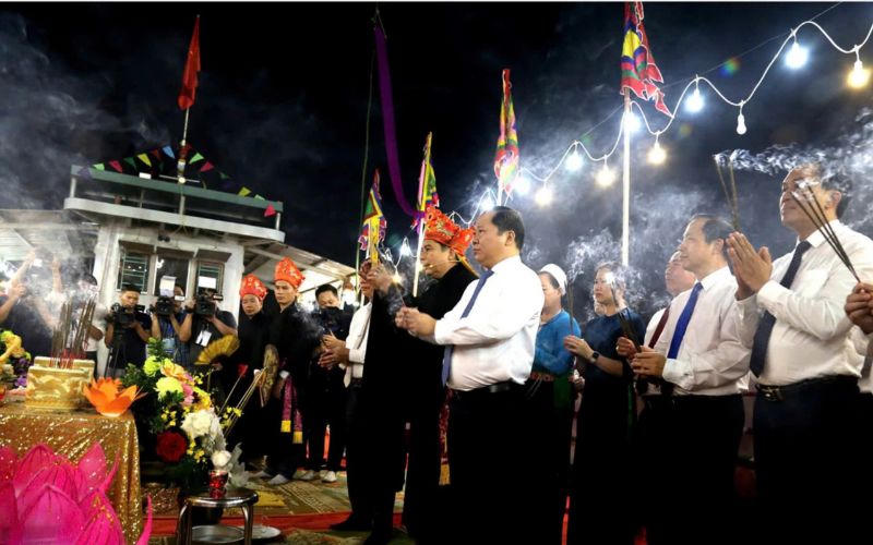 Lễ cầu ngư, thả hoa đăng trên sông Đà 