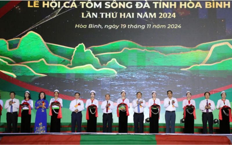 Đưa cá tôm sông Đà tham gia lễ hội