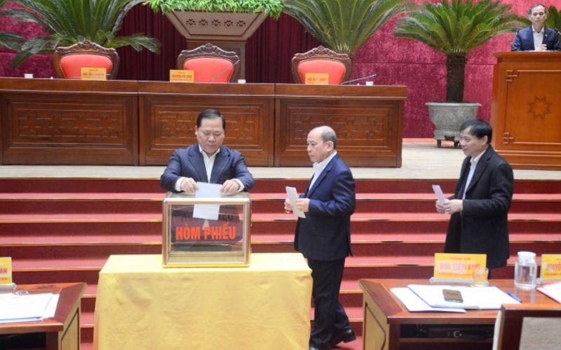 Ông Bùi Đức Hinh được giới thiệu để bầu giữ chức Chủ tịch UBND tỉnh Hòa Bình