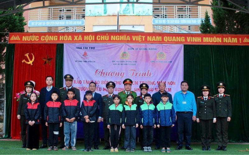 Trao tặng nhà tình nghĩa cho gia đình bị ảnh hưởng bão số 3 ở Hòa Bình