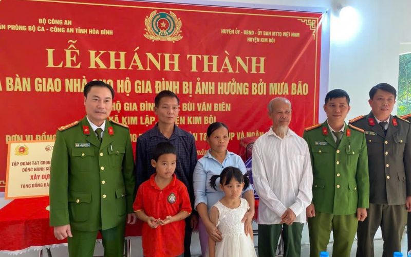 Trao tặng nhà tình nghĩa cho gia đình bị ảnh hưởng bão số 3 ở Hòa Bình