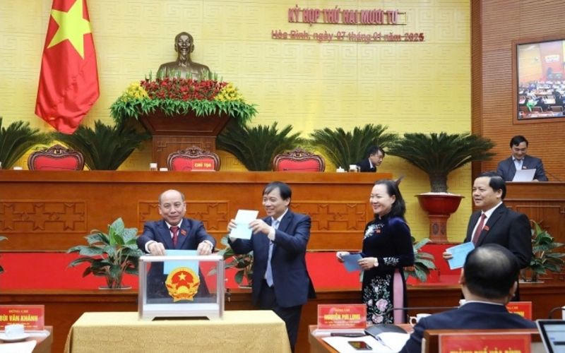 Ông Bùi Đức Hinh được bầu giữ chức Chủ tịch UBND tỉnh Hòa Bình