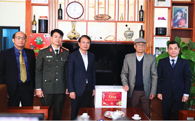 Lãnh đạo tỉnh Vĩnh Phúc thăm, chúc Tết các gia đình chính sách