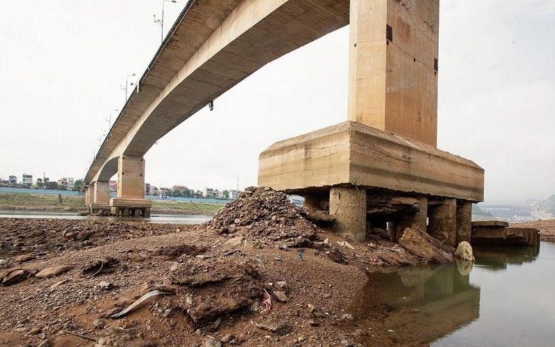 Phát hiện 10 vật thể nghi đạn pháo dưới chân cầu Hòa Bình