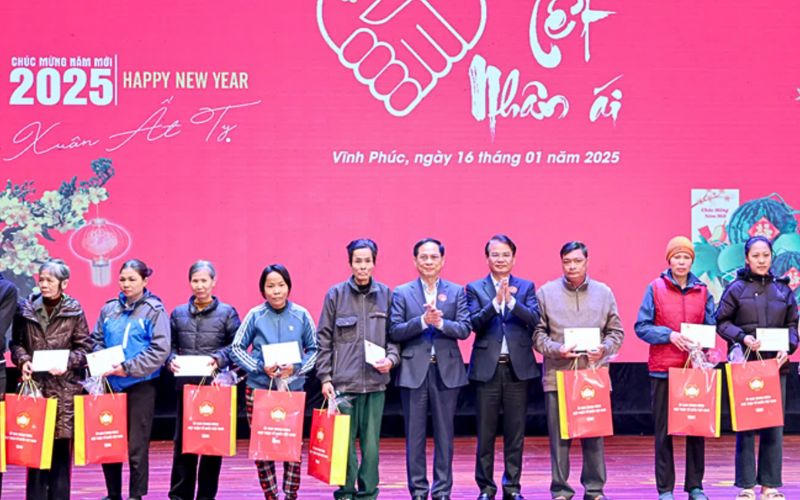 Phó Thủ tướng Chính phủ Bùi Thanh Sơn dự chương trình tết sum vầy tại TP Hải Phòng, Vĩnh Phúc