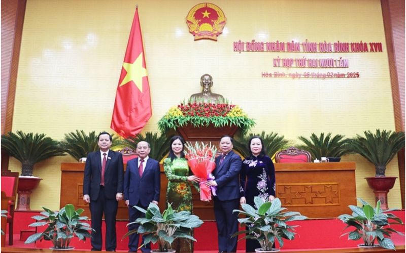 Bà Bùi Thị Minh được bầu giữ chức Chủ tịch HĐND tỉnh Hòa Bình