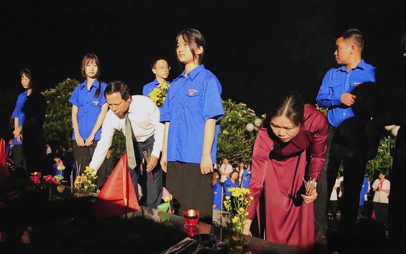 Lãnh đạo tỉnh Hòa Bình dự Lễ thắp nến tri ân các anh hùng liệt sĩ