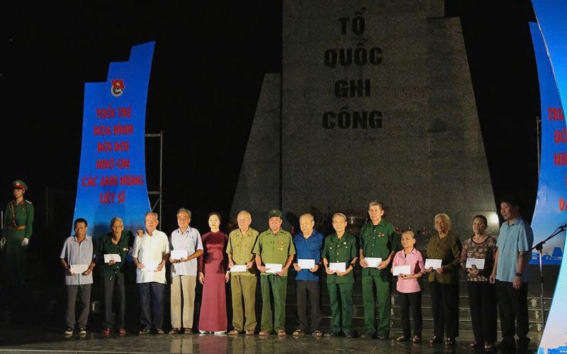 Lãnh đạo tỉnh Hòa Bình dự Lễ thắp nến tri ân các anh hùng liệt sĩ