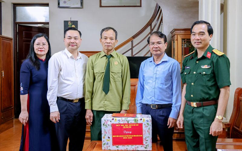 Lãnh đạo tỉnh Vĩnh Phúc thăm, tặng quà các cựu chiến binh nhân dịp 30/4