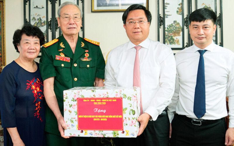 Lãnh đạo tỉnh Vĩnh Phúc thăm, tặng quà các cựu chiến binh nhân dịp 30/4