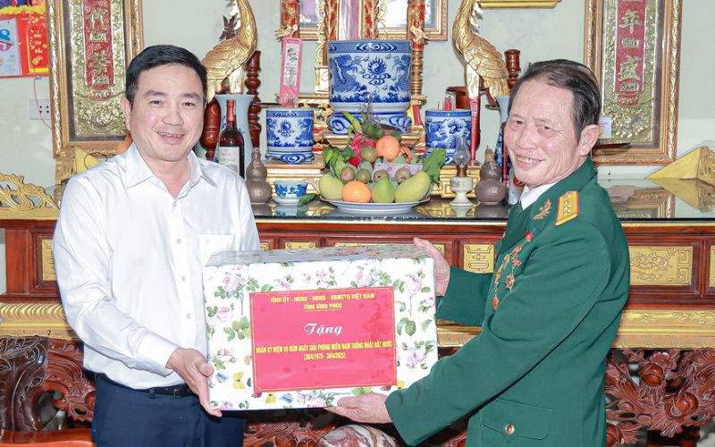 Lãnh đạo tỉnh Vĩnh Phúc thăm, tặng quà các cựu chiến binh nhân dịp 30/4