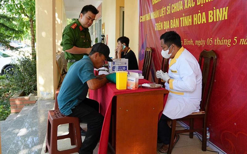 Thu thập mẫu ADN người thân của các liệt sĩ chưa rõ danh tính tại Hòa Bình