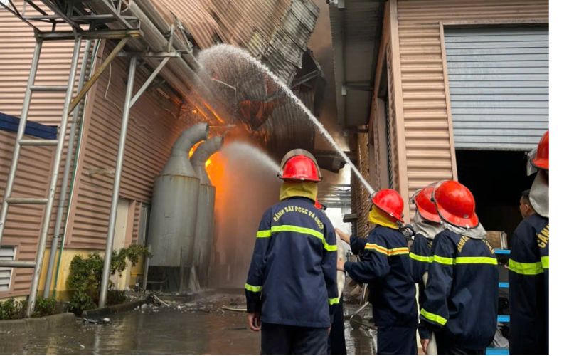 Liên tiếp xảy ra 2 vụ cháy nhà xưởng rộng hàng nghìn mét vuông ở Vĩnh Phúc